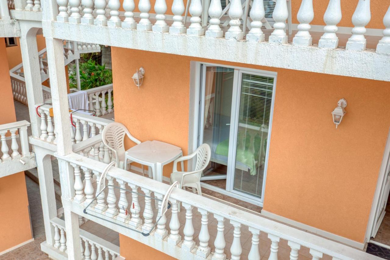 Apartmani Bronhi Sutomore Esterno foto